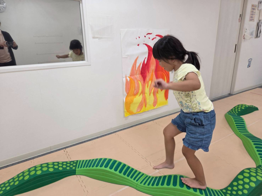 コペルプラス　大森教室　【児童発達支援】（児童発達支援管理責任者の求人）の写真9枚目：お子さんに合わせて運動も行います