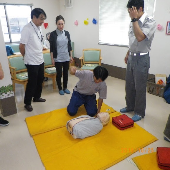 住宅型有料老人ホーム　メディケア日本橋（介護職/ヘルパーの求人）の写真6枚目：救命講習受講の様子です。毎月テーマを決め勉強会を行っています。