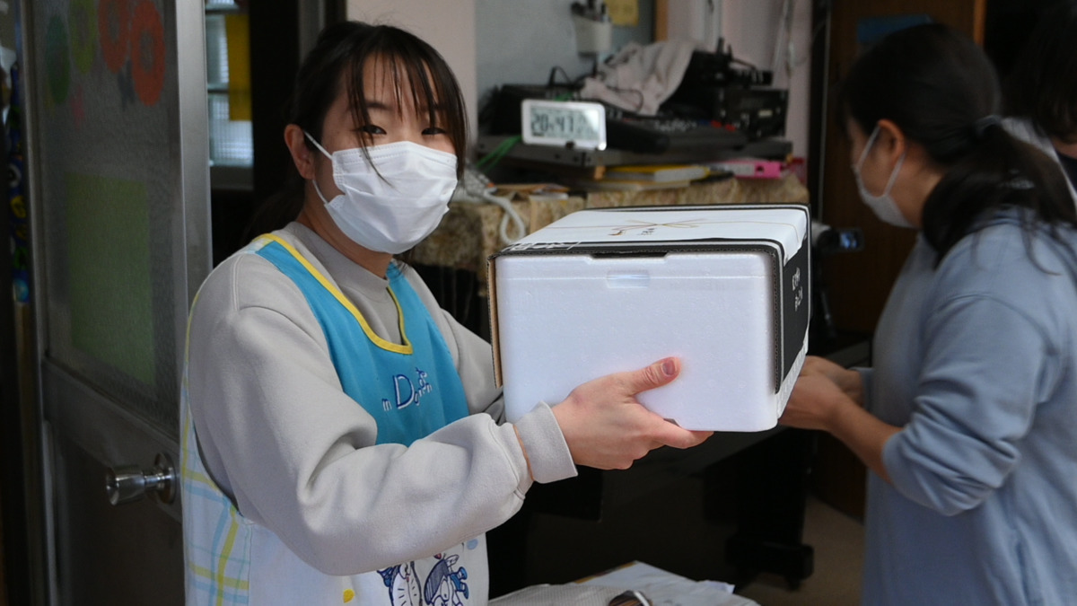 立華学苑の写真9枚目：１２月追加　職員ビンゴの大会様子　焼肉セットが当たりました！！