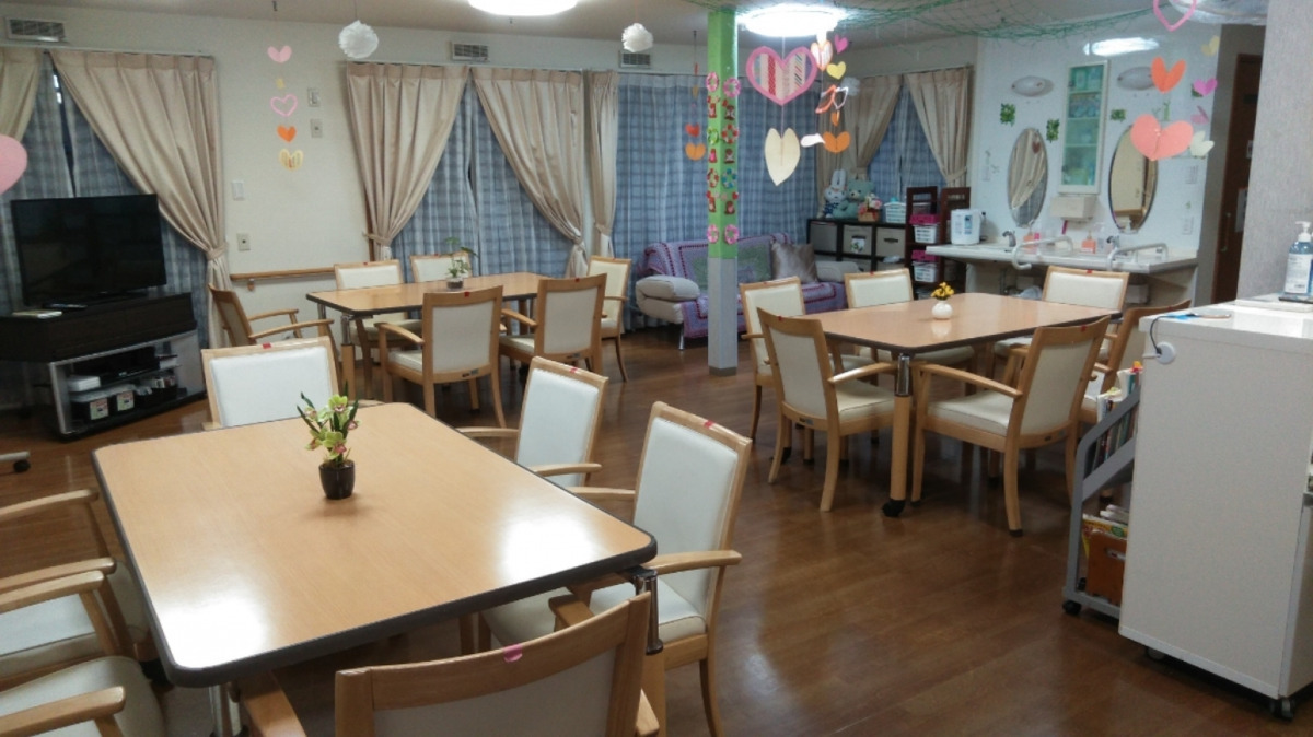 ミモザ白寿庵真鶴小規模多機能型居宅介護の写真3枚目：食堂兼リビングです。様々なレクリエーションを行っており、ご利用者に好評です♪
