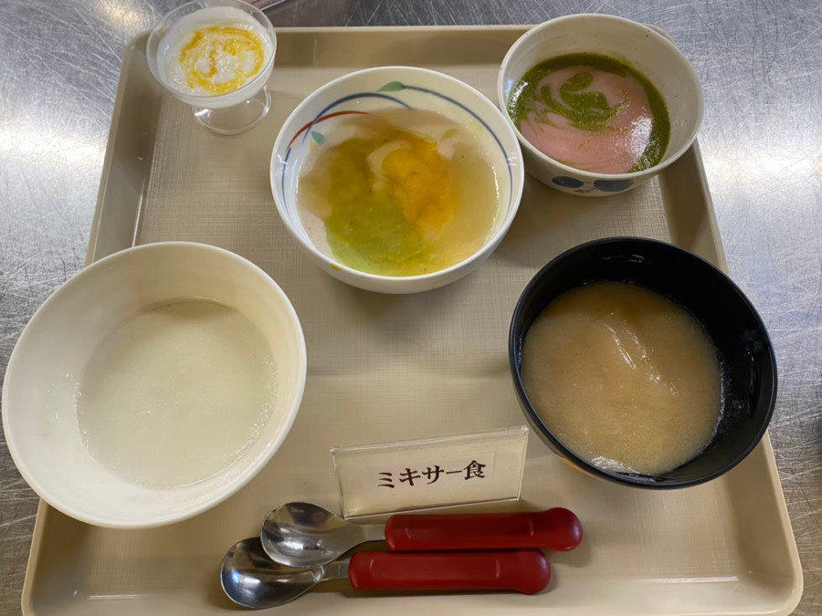 特別養護老人ホーム三滝苑（管理栄養士/栄養士の求人）の写真4枚目：ミキサー食です。おいしくなさそうですが一つ一つ丁寧にミキサーするので美味しいです