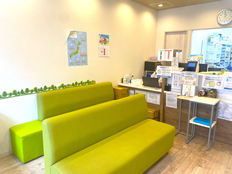 けやき薬局 商店街店の写真2枚目：店舗内観。2023年8月にオープンしたばかりで、新しく綺麗な内装です。