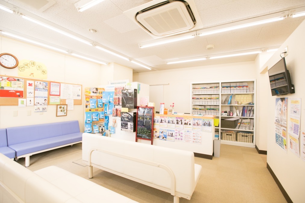 ひまわり鍼灸整骨院（あん摩マッサージ指圧師の求人）の写真3枚目：明るく清潔感があります