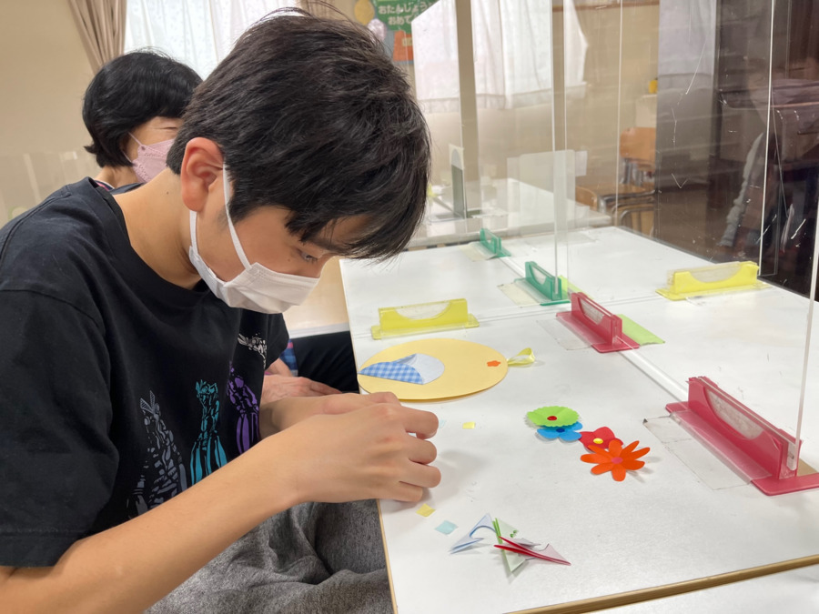 放課後等デイサービス　あんしぇる（保育士の求人）の写真9枚目：家族に感謝を伝えるための工作