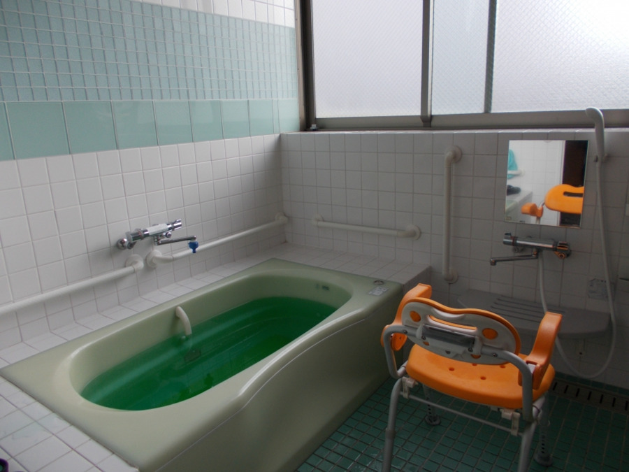 ミモザ品川八潮デイサービスの写真4枚目：浴室です♨ご利用者への入浴介助の際は、より細やかなケアの提供が求められます。