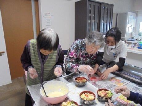 医療法人ラポール会　よりそいデイサービスあおやま北條店の写真4枚目：利用者さまにはアクティビティを通じて自信の回復を