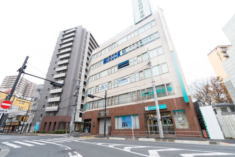 赤羽胃腸肛門クリニック（看護助手の求人）の写真4枚目：赤羽駅北口徒歩1分、城北信用金庫のビルの3階が当クリニックです。画面左が入口です