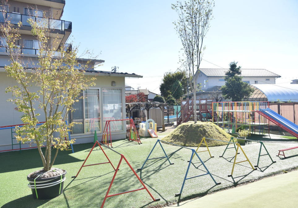 めぇめぇこやぎこども園（認可保育園）（看護師/准看護師の求人）の写真4枚目：園庭と遊戯室