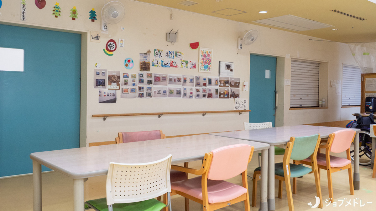 障害者支援施設ひばり（生活支援員の求人）の写真11枚目：壁面にはアート作品や写真が飾られています♪