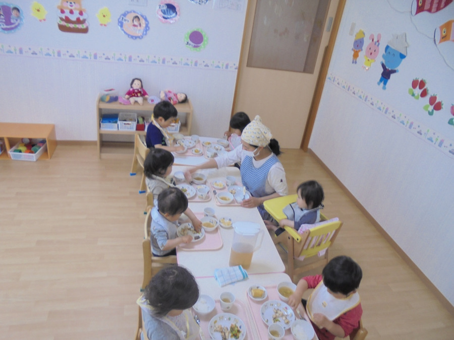 わくわくキッズはんぎ(管理栄養士/栄養士の求人)の写真:調理した後は、保育士と見守りながら、食事の進み具合を把握します♪