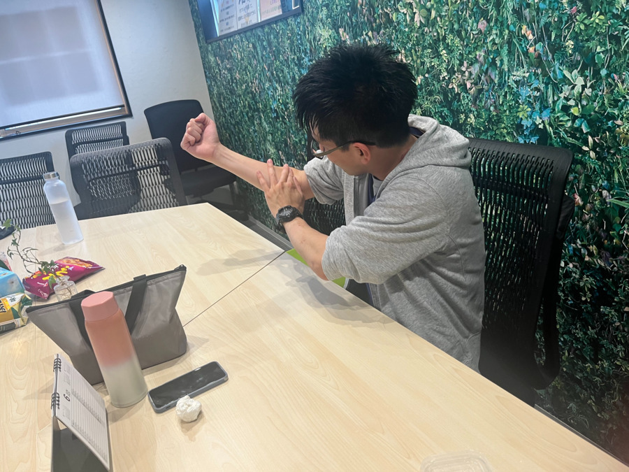 にじいろ訪問看護リハステーション（医療事務/受付の求人）の写真7枚目：熱血筋肉説明中