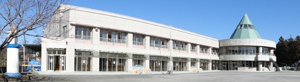 綾瀬こばと幼稚園の写真1枚目：木をふんだんにつかったバリアフリーの園舎です