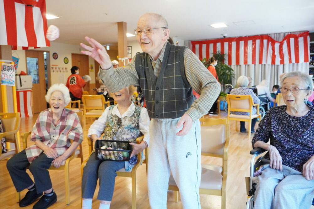 住宅型有料老人ホーム　リラクシングライフ（介護職/ヘルパーの求人）の写真5枚目：皆さまの笑顔が最高です！