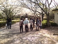 佐鳴湖畔ケアホーム（介護職/ヘルパーの求人）の写真8枚目：佐鳴湖をお散歩