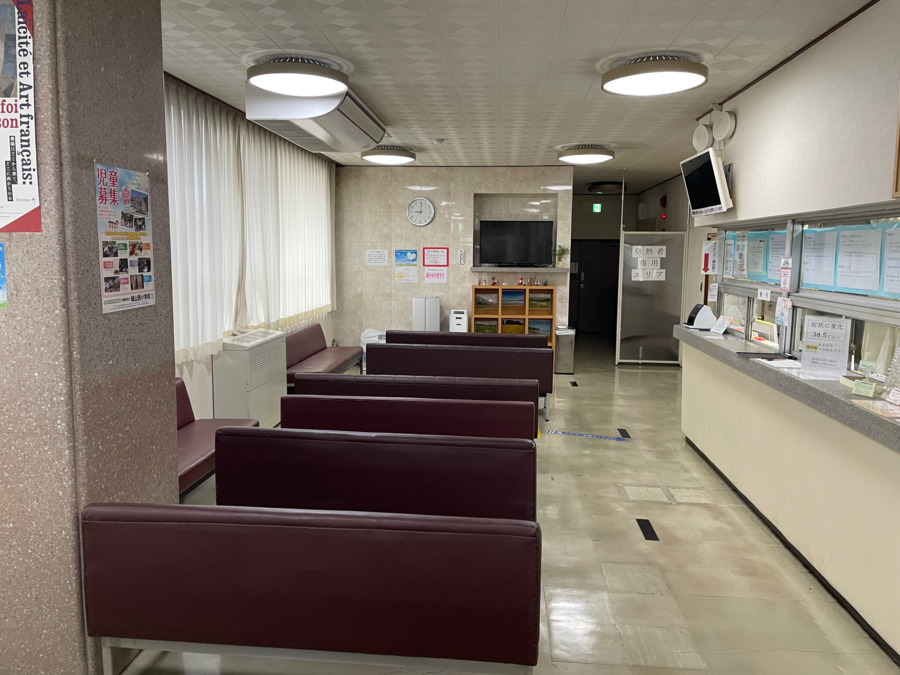 玉川耳鼻咽喉科医院（医療事務/受付の求人）の写真2枚目：待合室は広く、大型換気装置が２台設置されています