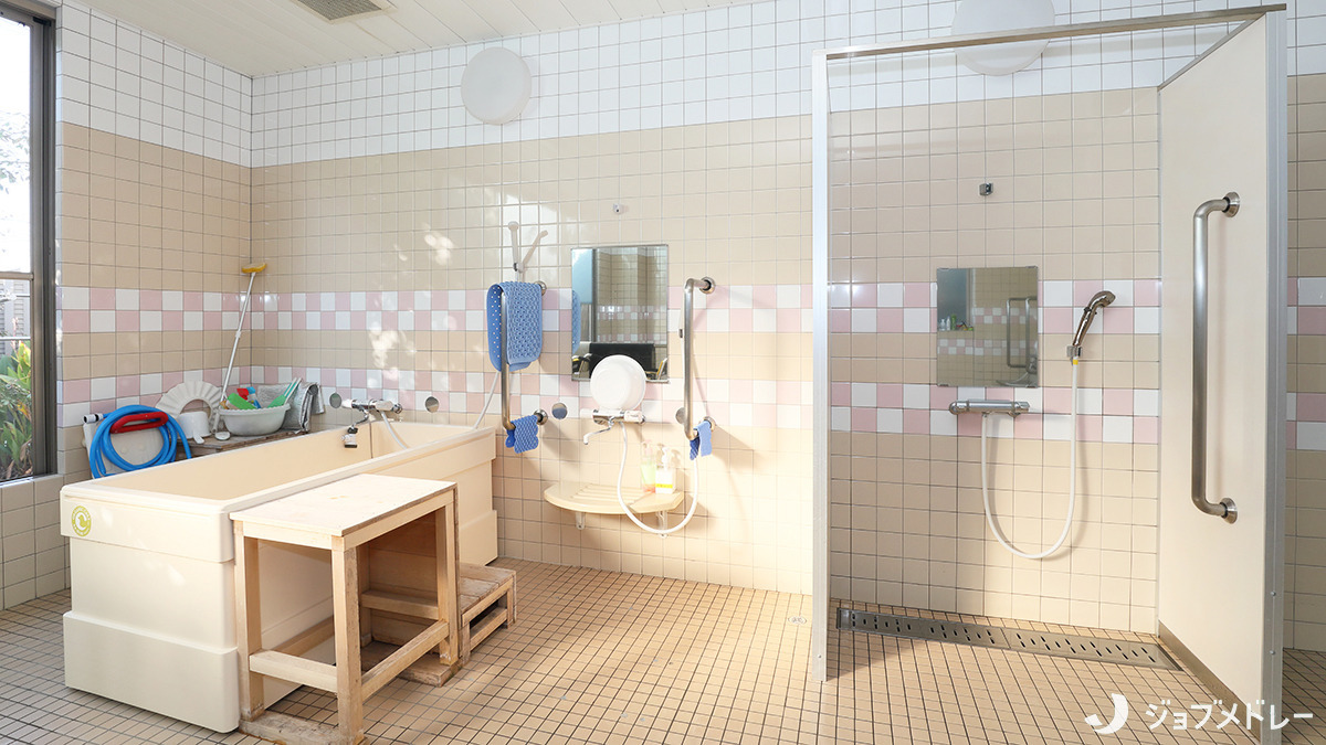 通所介護施設　ほのぼの園 デイサービスセンター（介護職/ヘルパーの求人）の写真21枚目：安心して心地よい入浴をしていただける設備があります