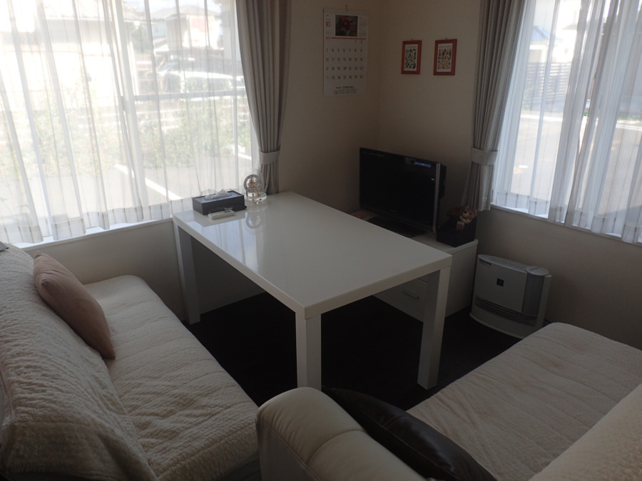 奧秋内科医院(医療事務/受付の求人)の写真2枚目:休憩して頂くお部屋も準備しております。手前に冷蔵庫、電子レンジ、流しもあります。