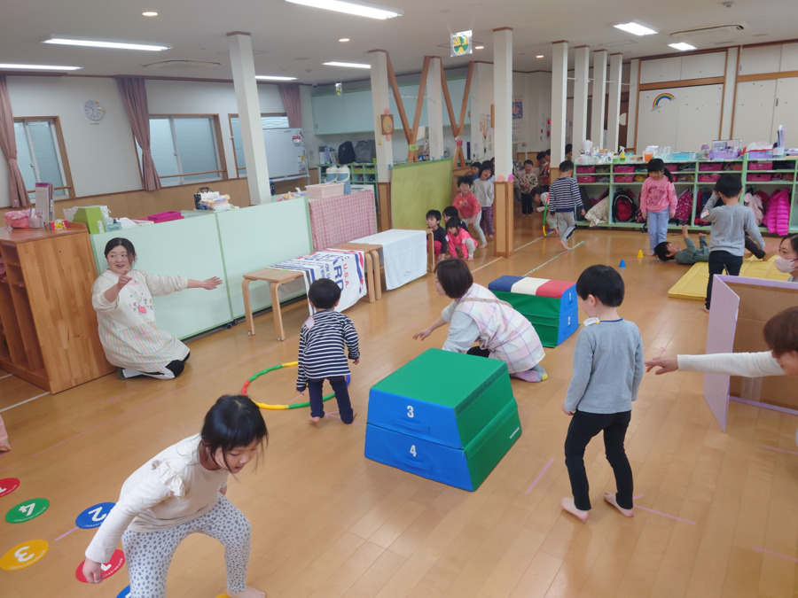 あさしがおかアンジュこども園（保育士の求人）の写真8枚目：お部屋ではダンスや障害物運動もします・・