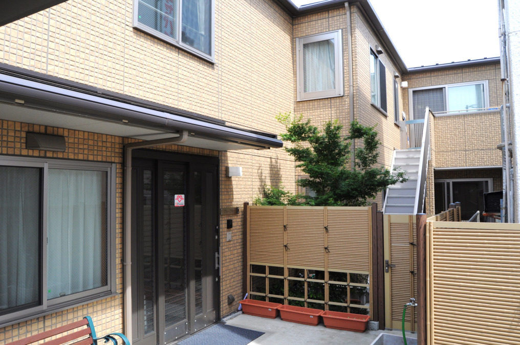ミモザ千住桜木グループホームの写真2枚目：施設の入り口です。ご利用者・働く職員の笑顔が絶えない施設を目指します！