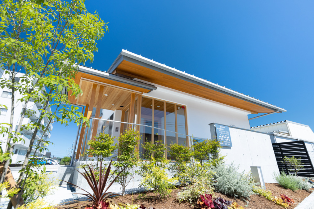 レブリ歯科クリニックの写真2枚目：外構にはふんだんに植栽を取り入れています