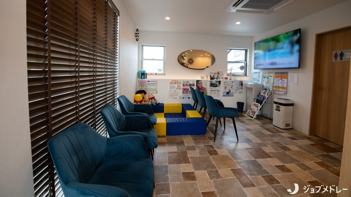 かわべ歯科医院（歯科衛生士の求人）の写真5枚目：あたたかみのある木目調の待合室です