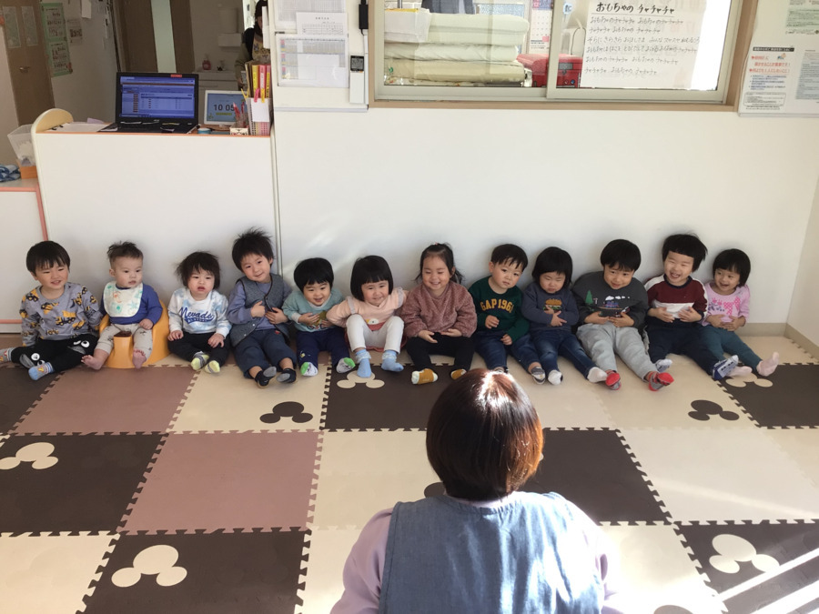 みくに保育所（保育士の求人）の写真7枚目：　朝の会で手遊びや歌を歌います♪