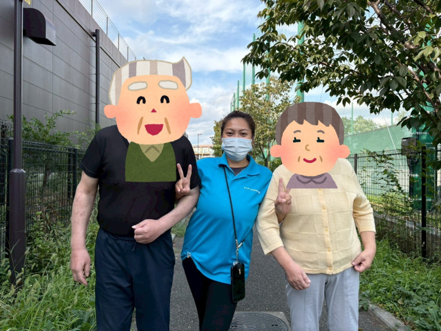 デイサービスやすらぎ邸東久留米（介護職/ヘルパーの求人）の写真3枚目：天候の良い日の午後は、皆様と外出歩行訓練を実施ています。