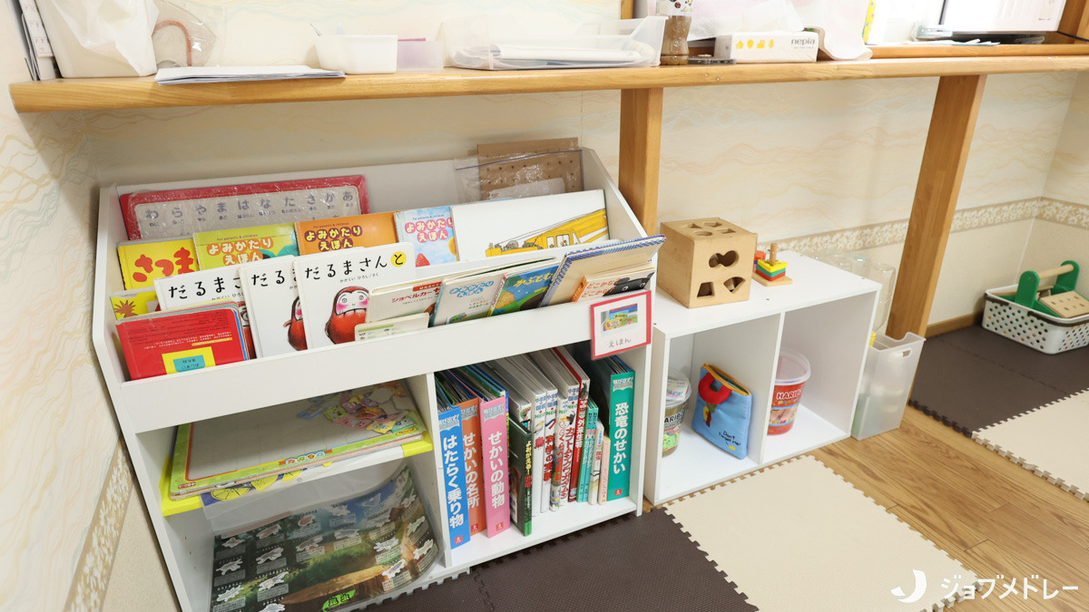 ちいさな森プラス(児童指導員/指導員の求人)の写真8枚目:さまざまな書籍や教材を用意しています