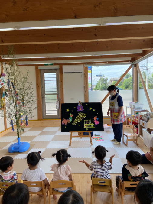 ソーレ・インターナショナル保育園 藍住園（保育士の求人）の写真3枚目：七夕まつりのパネルシアター
