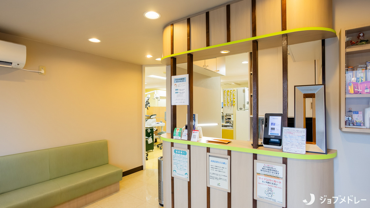 青葉歯科医院(歯科助手の求人)の写真4枚目:壁やソファーなどにはウイルスが付着しにくい光触媒加工を施しています