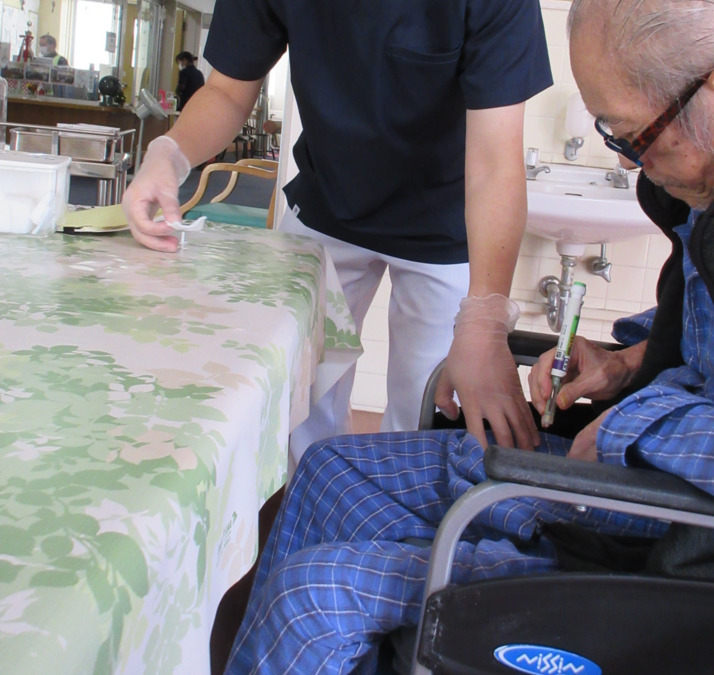 介護付き有料老人ホーム　サンライズ茂原（看護師/准看護師の求人）の写真7枚目：インスリン注射時の介助のご様子です。