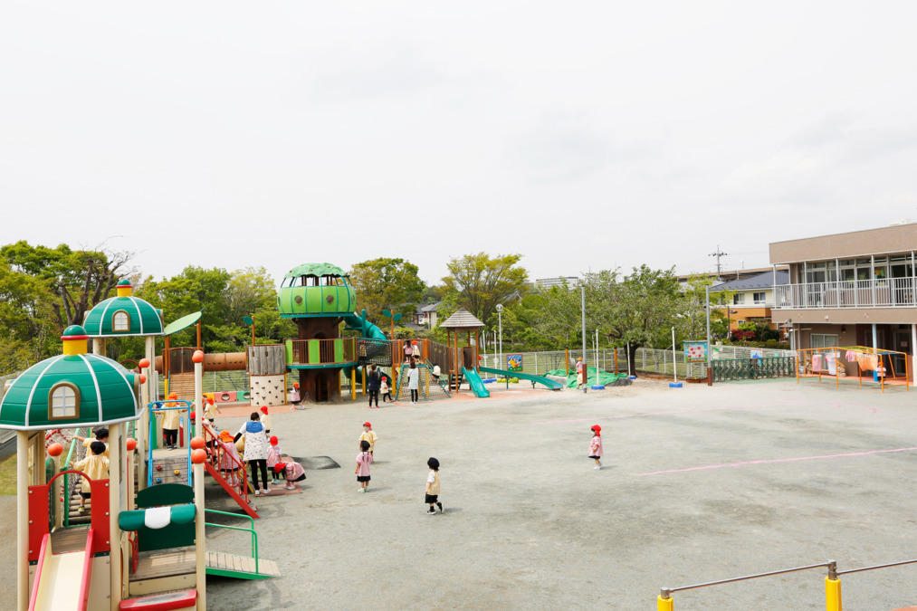千原台まきぞの幼稚園の写真4枚目：広い園庭があり、子どもたちがのびのびと遊んでいます