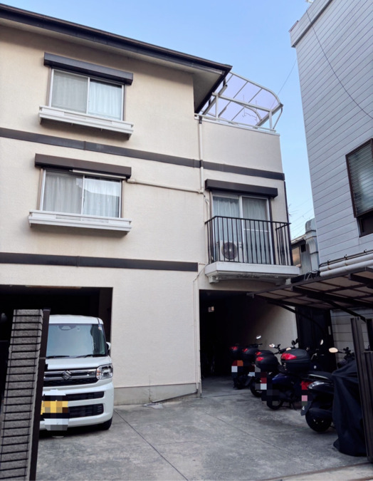 医療法人良譲会 天神訪問看護ステーション(理学療法士の求人)の写真3枚目:広い駐輪場です。雨の日も屋根があるので、雨具の着脱もノンストレスです。