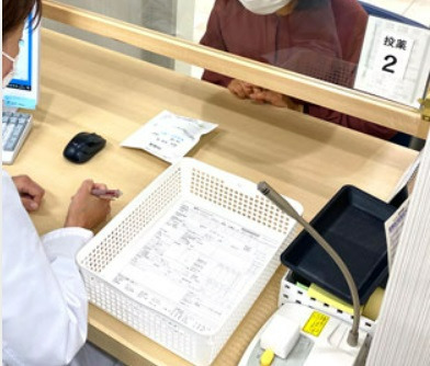 かいてき調剤薬局小坂店（薬剤師の求人）の写真4枚目：投薬のようす（店内が広いため患者様呼び出し用マイク設置）