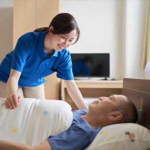 利用者に清潔とくつろぎを提供。看護師と介護職が協働する訪問入浴とは?
