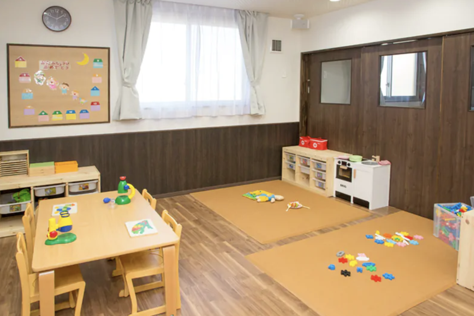 保育スペース 子どもたちの制作物は木製ボードだけに飾る
