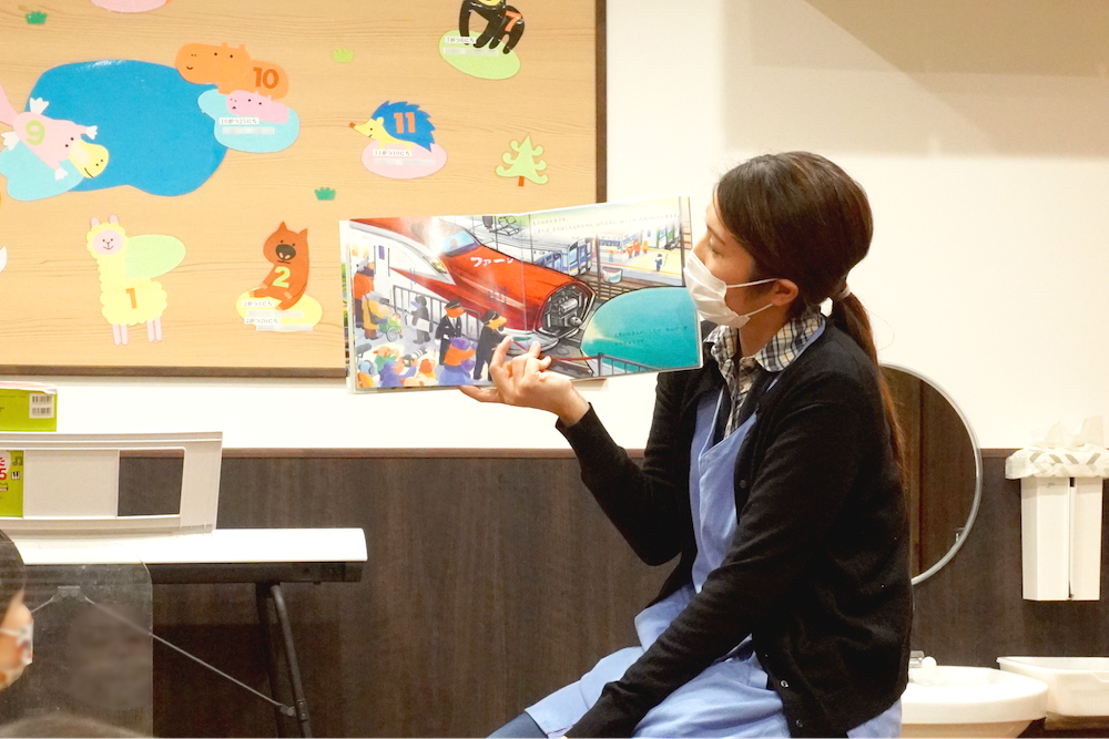 絵本の読み聞かせをするAIAI NURSERY 菅野駅前の保育士 永井陽子さん