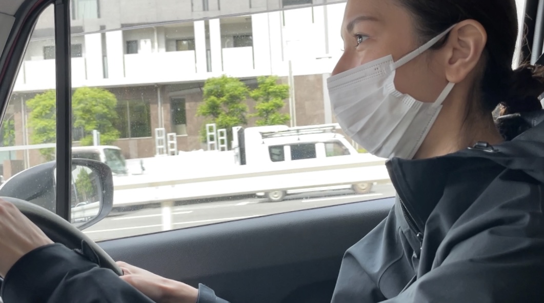 車で移動する理学療法士の川崎夏海さん