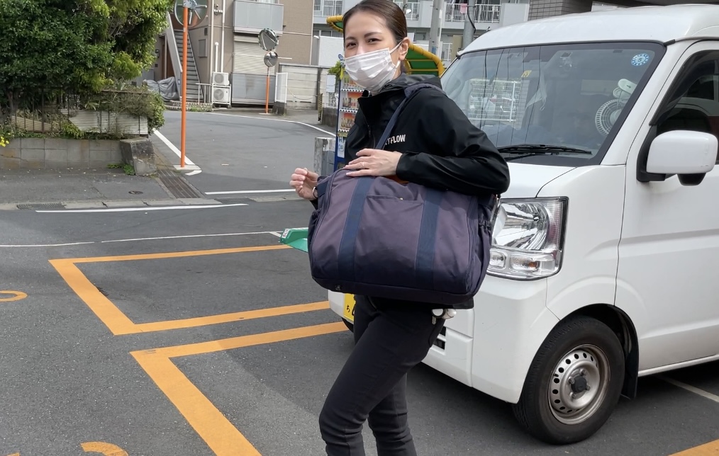 利用者宅へ向かう理学療法士の川崎夏海さん