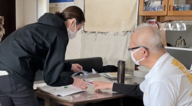 バイタルチェックをおこなう理学療法士の川崎夏海さん
