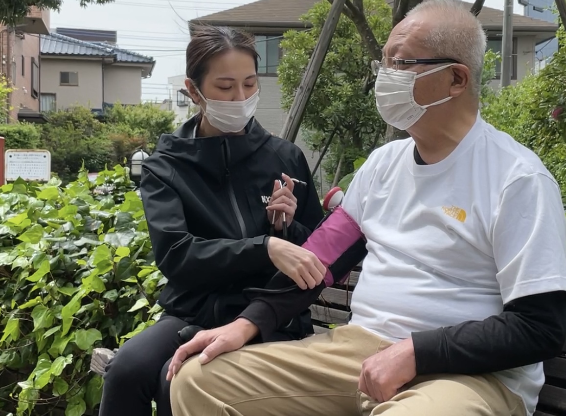 バイタルチェックをおこなう理学療法士の川崎夏海さん