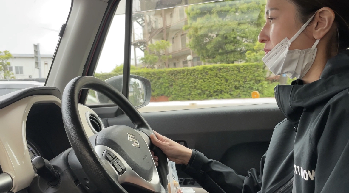 車内で昼食を取る理学療法士の川崎夏海さん