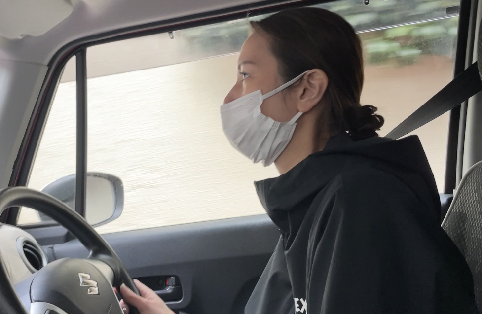 運転をする理学療法士の川崎夏海さん