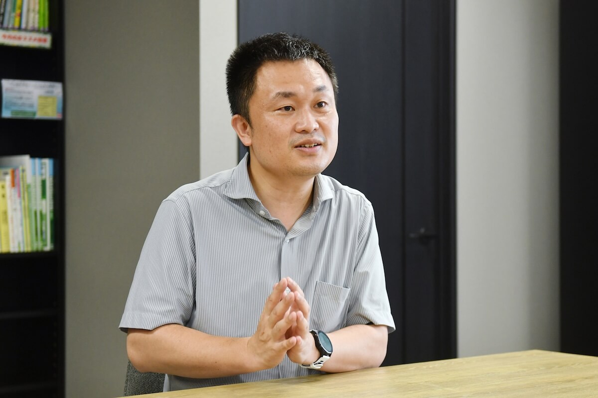 インタビューを受けるKさん