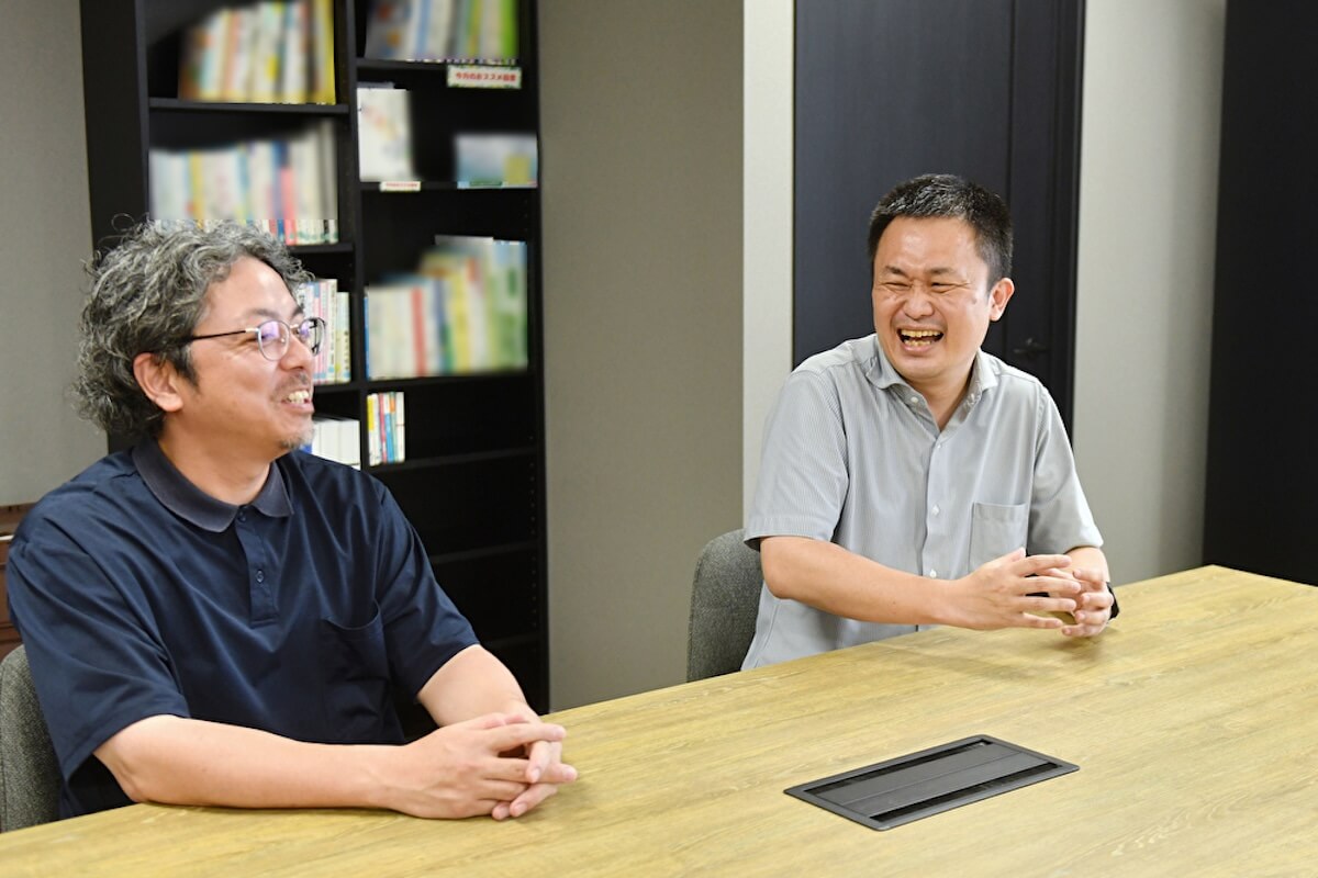 インタビュー中のYさんとKさん