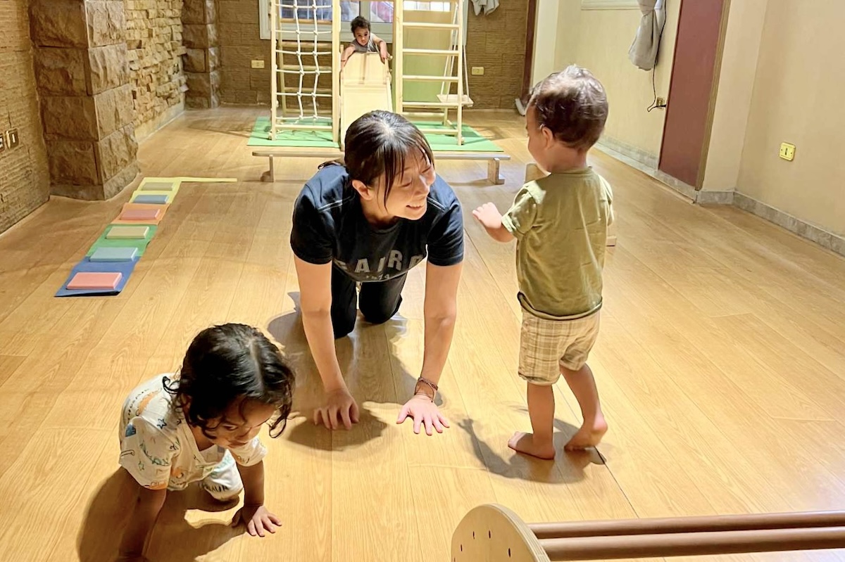 園児と遊ぶ須藤さん