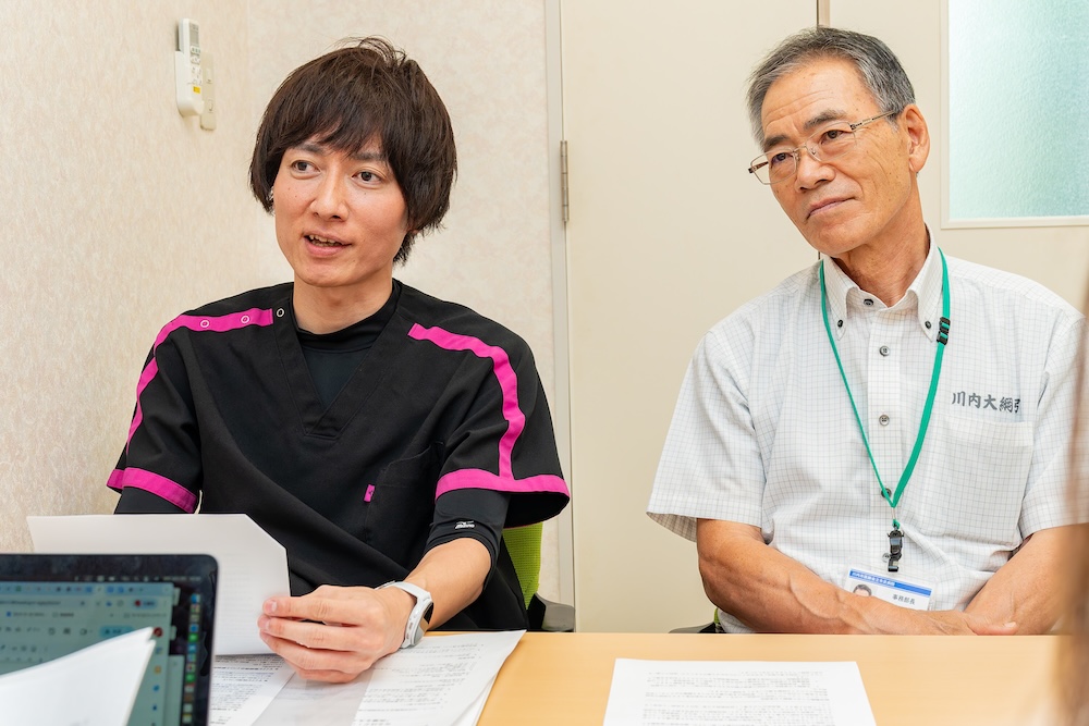 インタビューにこたえる薬剤部部長の田邉さんと事務部長の米山さん