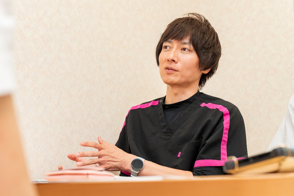 インタビューにこたえる薬剤部部長の田邉さん