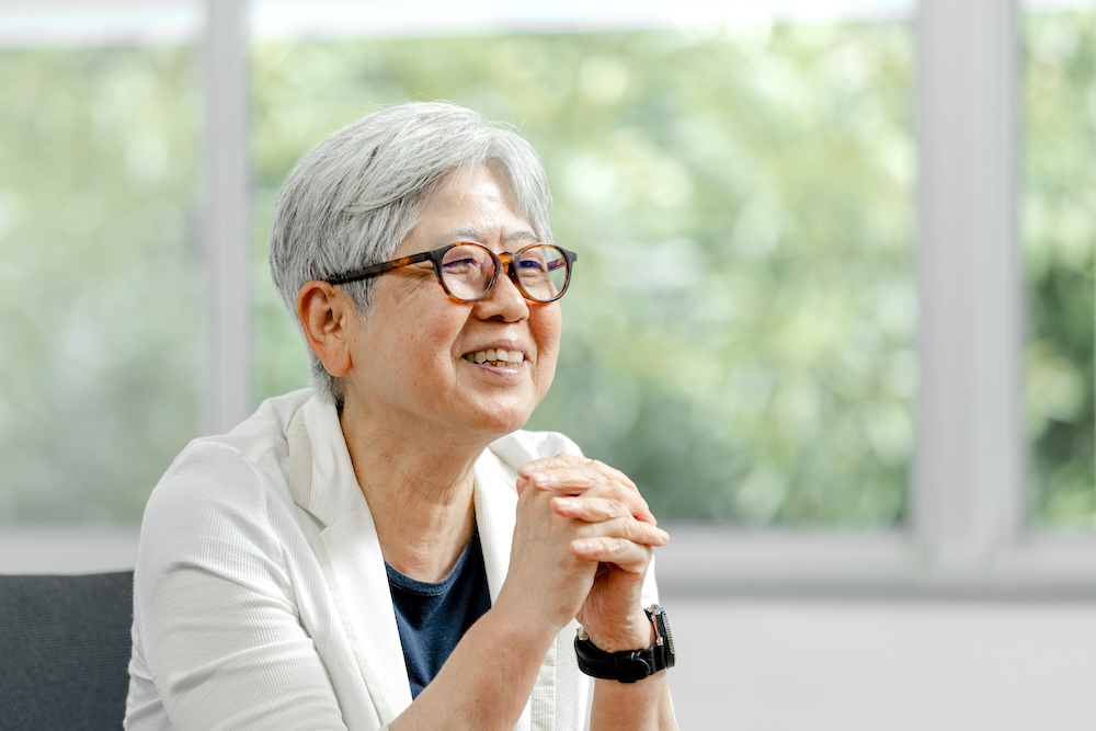 インタビューにこたえる坂本すがさん