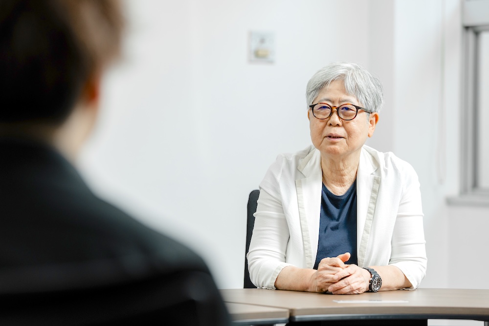 インタビューにこたえる坂本すがさん